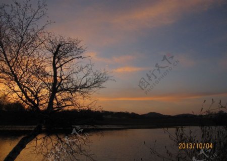 坝上草原湖边夕阳照图片