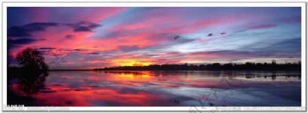 夕阳染红湖水图片