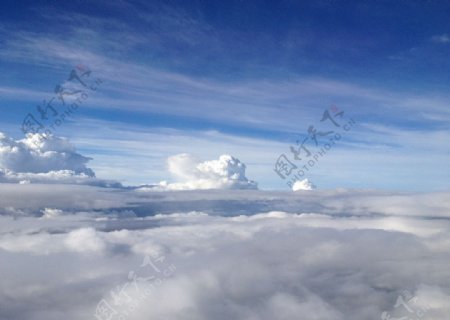 飞机窗外的蓝天白云图片