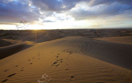 黄昏时的响沙湾沙漠旅游区图片