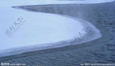 冬湖雪图片
