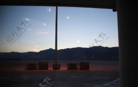 黄昏的机场图片