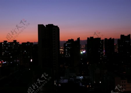 夜幕初降的北京图片