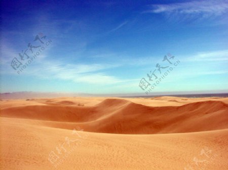 蓝天白云沙漠黄沙图片