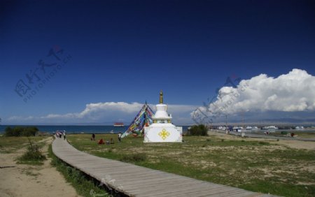青海湖边白塔图片