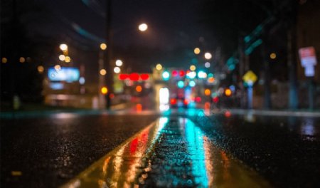雨后马路霓虹灯图片