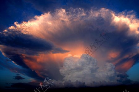 夕阳蘑菇云图片