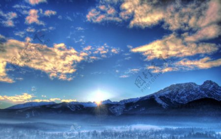 冬季早晨背景雪山红日图片