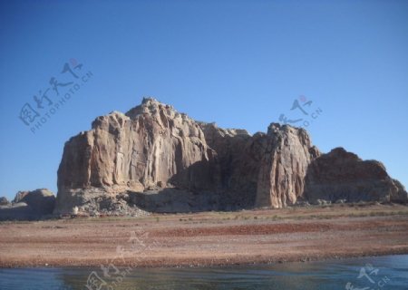 湖岸岩石景色图片