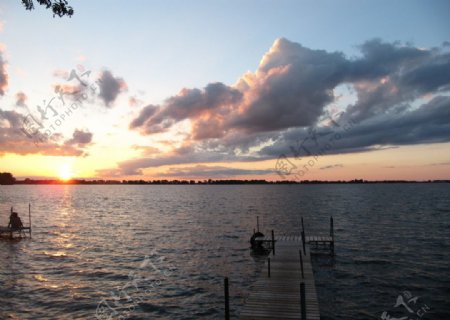 夕阳下的湖边美景图片