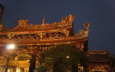 台北艋舺龙山寺夜景图片