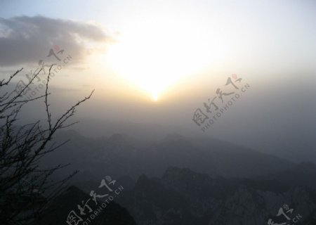 华山西峰顶日落图片