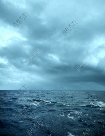 乌云密布的海洋图片