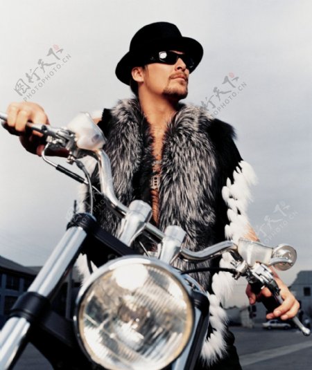 骑摩托车的男人摇滚之子KidRock高清图图片