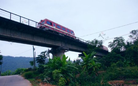 机车牵引高架铁路图片