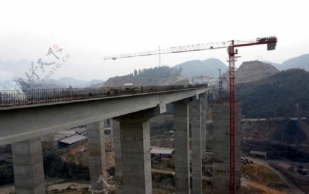 达陕高速正在建设的吴家河大桥图片
