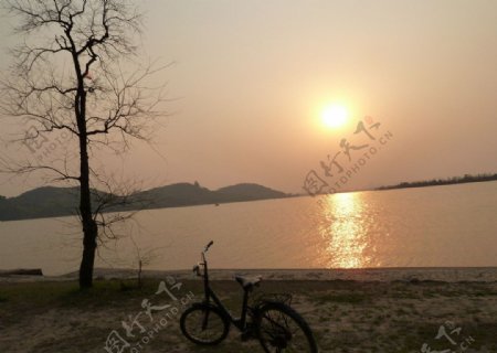 湖边落日图片