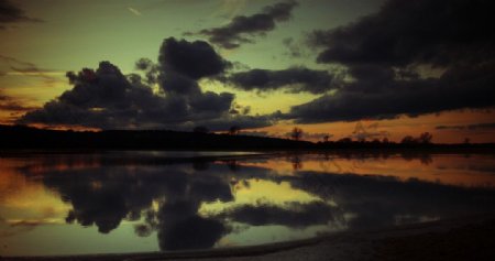 黄昏的湖面图片