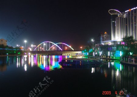 潍坊白浪河彩虹桥夜景图片