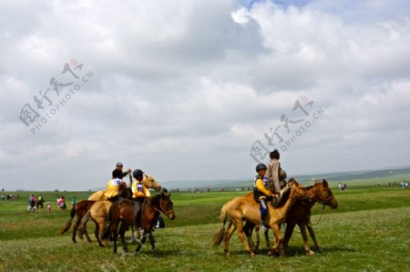 蒙古国草原上的骑马者图片