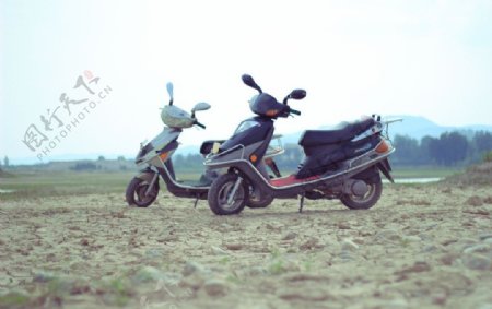两辆摩托车图片