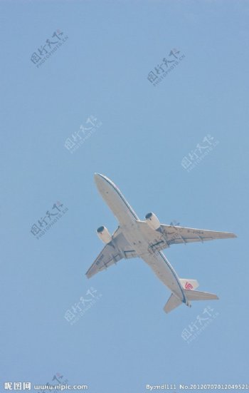 飞机翱翔在蓝天图片
