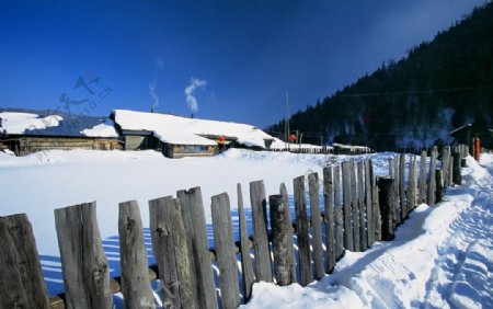 蓝天雪景木栅栏图片