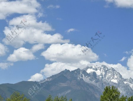 玉龙雪山白云飘图片