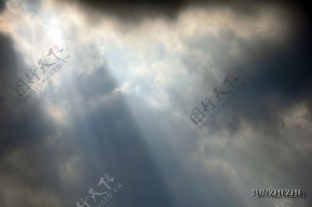 乌云下的阳光图片