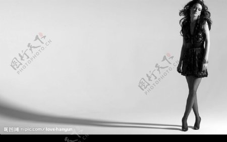 欧美歌手希拉里183达芙HilaryDuff为专辑爱的尊严Dignity拍摄的高清晰专业性感诱惑黑色半透明全身写真照图片