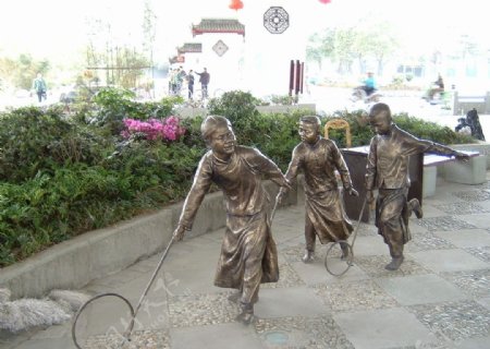 老成都民俗公园雕塑滚铁环图片