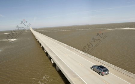 跨海大桥上的奔驰轿车图片