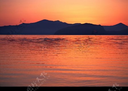 夕阳下的湖泊图片