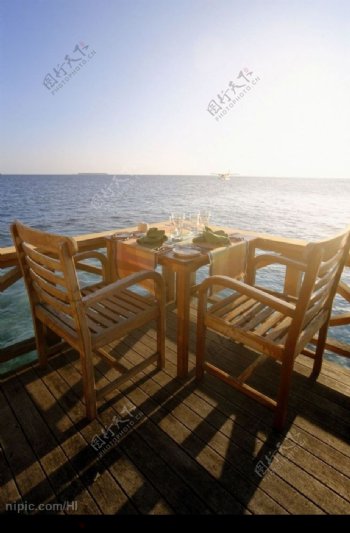 海边餐桌图片