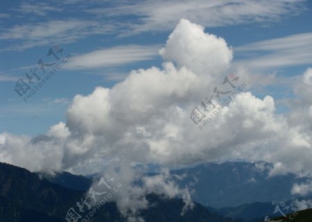 清境山上藍天白雲图片