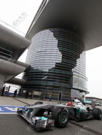 F1在建筑物下图片