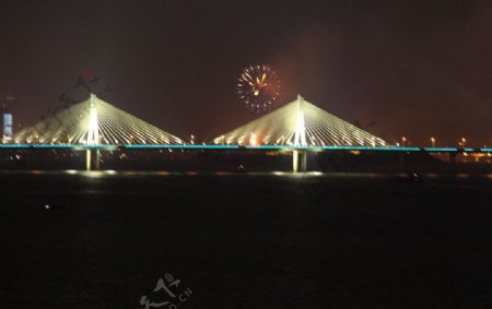 江水大桥夜景烟花图片