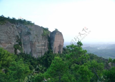岩石山上风景图片