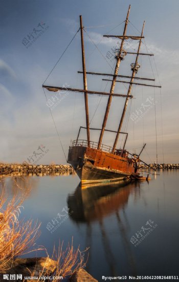 晨光中的废弃帆船图片