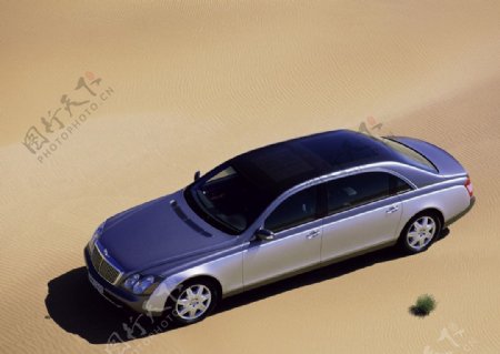 迈巴赫名车在沙漠图片