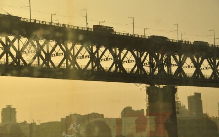 夕阳下的长江大桥图片