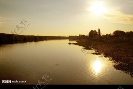 伊犁河黄昏图片