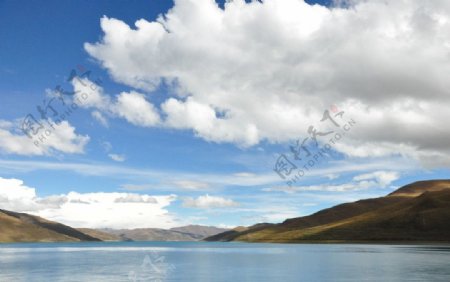 蓝天白云达理湖图片