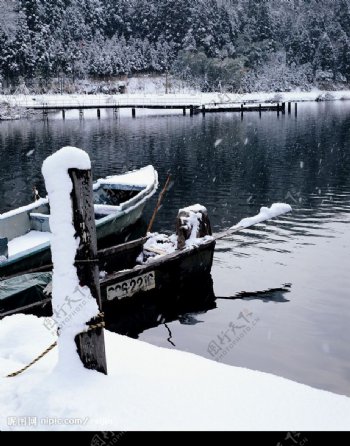 湖畔雪景图片