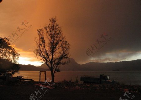 黄昏下的湖面图片