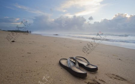 夕阳晚霞海滩拖鞋图片