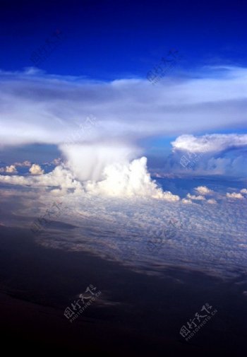云端上的瀑布图片