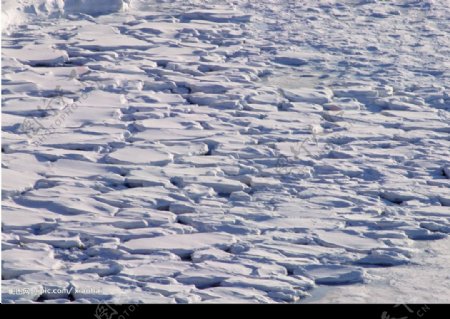 冰雪河流图片