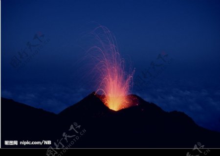 喷发的火山图片