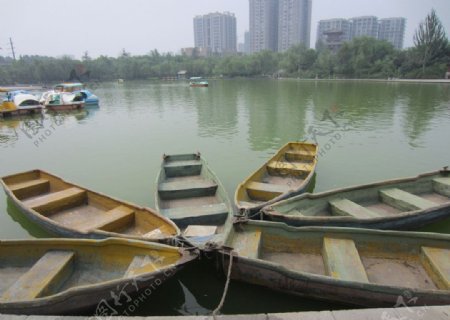 曲江湖畔的船只图片